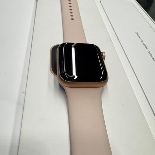 ساعة ابل الاصدار 6 مقاس 40mm مستخدم نظيف نسبةً الب...