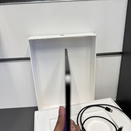 ايباد برو 11 الذاكرة 512GB مستخدم نسبة البطارية 10...
