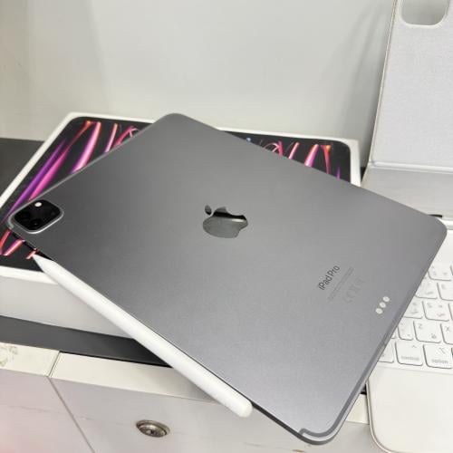 ايباد بور 11 ذاكرة 128GB مستخدم مع قلم وكيبورد اصل...