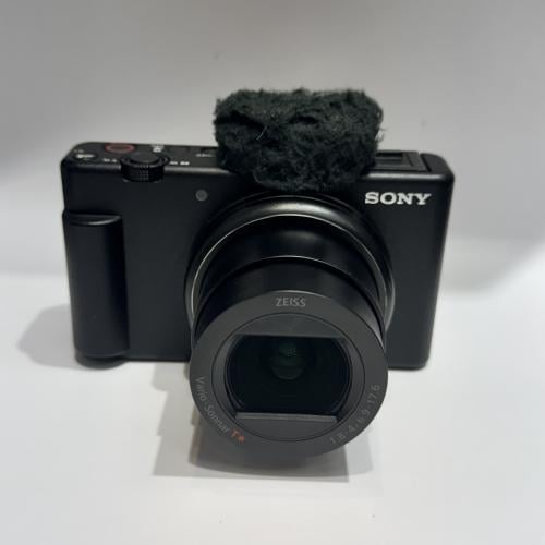 كيمرا سوني zv-1m2 * مستشعر 1 بوصة بدقة 20.1 ميجابكسل * عدسة 18–50mm مكافئة، فتحة f/1.8–4.0 * تصوير 4K حتى 30fps * تصوير Full HD حت...