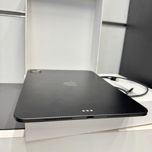 ايباد برو 11 الذاكرة 512GB مستخدم نسبة البطارية 10...