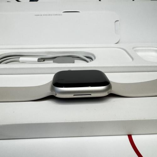 ساعة ابل SE2 مقاس 40mm مستخدم نسبة البطارية 100% ع...