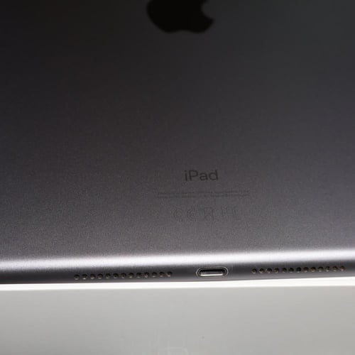 ايباد الجيل الثامن سعه 32GB مستعمل فيه خدوش على ال...