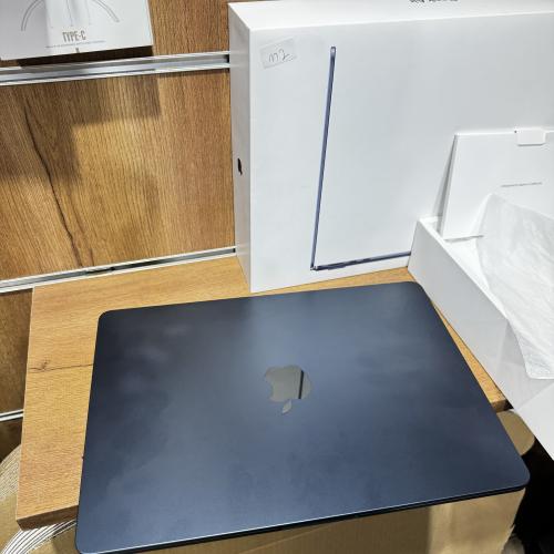 ماك بوك اير M2 سنة 2022 مستعمل نسبة البطارية 100%