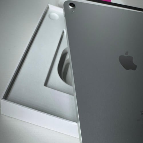 ايباد الجيل 10 ذاكرة 256GB مستخدم نظيف جدا مع كامل...