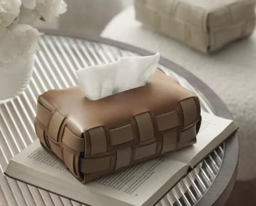 علبة مناديل جلد بني