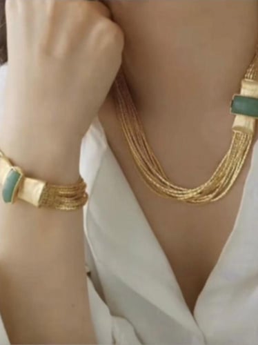 طقم فاخر جداً مصمم من خيوط الذهب مطلي ذهب عياار ٢١...