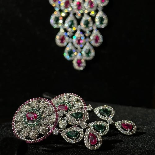 طقم فاخر مطلي ( عقد طويل + حلق ) مرصع بالأحجار