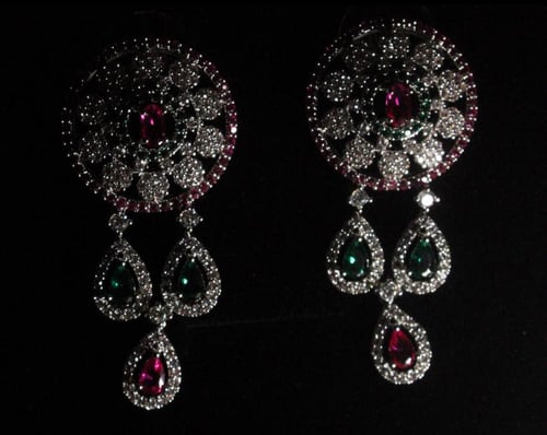 طقم فاخر مطلي ( عقد طويل + حلق ) مرصع بالأحجار