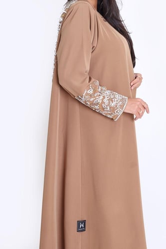 عباية لمسة لؤلؤ – فخامة التفاصيل الكلاسيكية