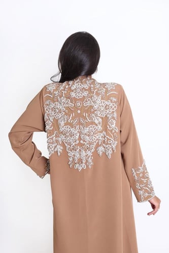 عباية لمسة لؤلؤ – فخامة التفاصيل الكلاسيكية