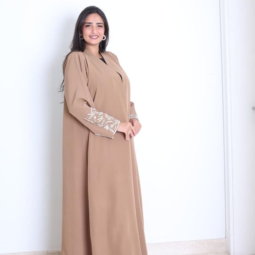 عباية لمسة لؤلؤ – فخامة التفاصيل الكلاسيكية