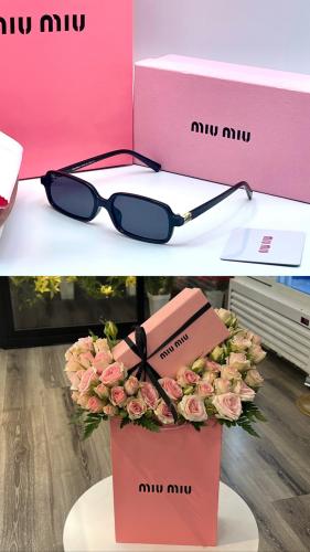 هديه نظاره miu مع الملحقات والورد وكرت اهداء