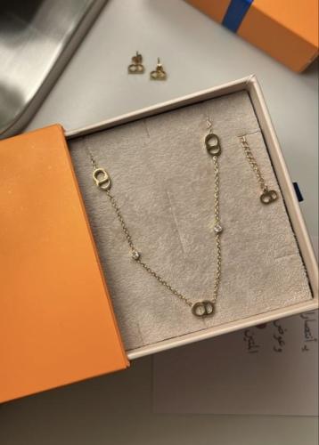 سلسال وحلق ديور مع الملحقات