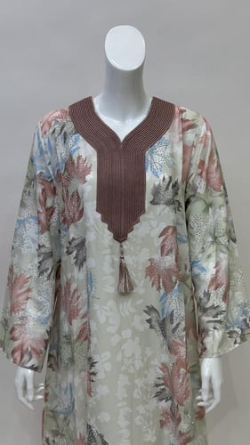 جلابية بيج فاتح نسائي طويلة بنقشة زهور DC424