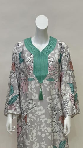 جلابية نسائي واسعه بفتحة رقبة مطرزة DC425