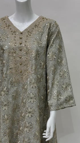 جلابية مطرزة بزهور ترتر N4122