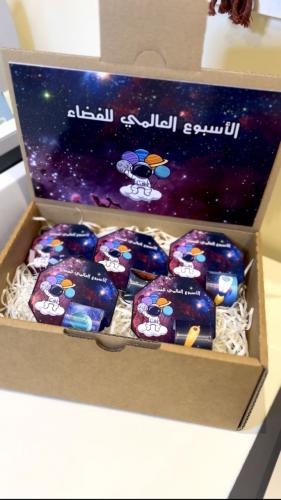 20 حبة توزيعات اسوارة + البوكس مع اضافة اسم