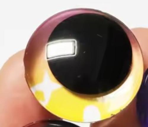 Eyes with a 20 ml yellow support