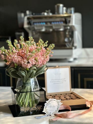 فازه من الورد طبيعي مع تشوكلت