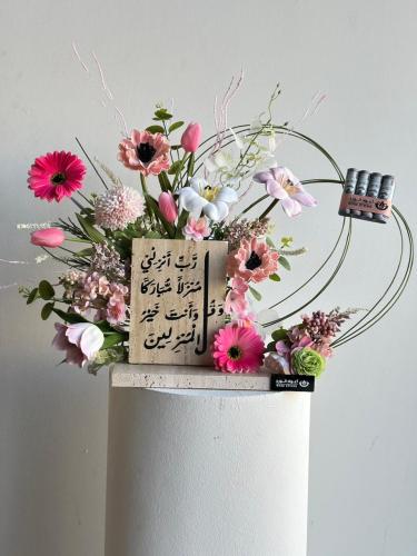 Housewarming greeting stand
