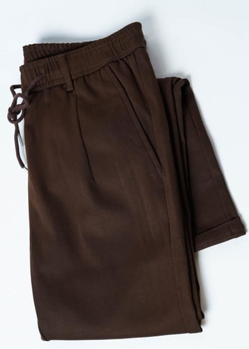 بنطال رجالي بلون بني