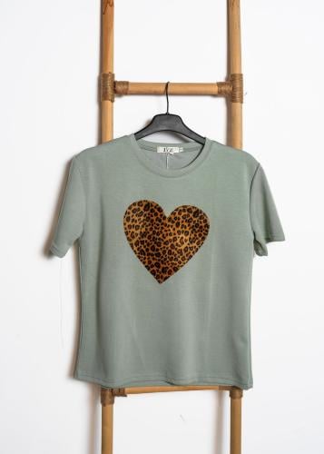 التيشيرت العصري بلونه البيج الفاتح ولمسته المميزة