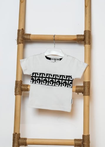 طقم أولادي أنيق - تيشيرت أبيض وبنطال بنقشة هندسية