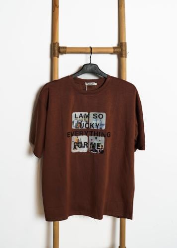 تيشيرت نسائي بني بطبعة عصرية