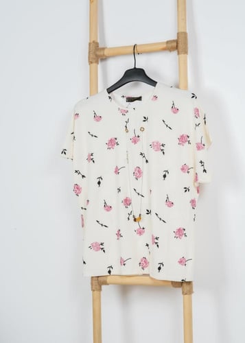 بيجامة نسائية بطبعة ورد ناعم - تصميم أنثوي وأنيق