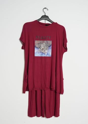 طقم بيجامة مريح بلون خمري مع طبعة فنية