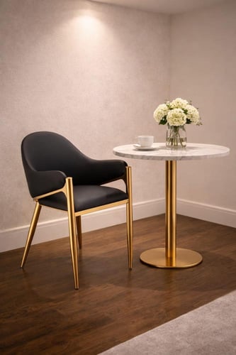 كرسي جلد مفرد بإطار ذهبي فاخر – تصميم عصري مريح بع...