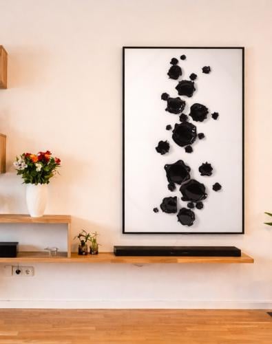 لوحة جدارية مودرن سوداء بتصميم فني أنيق