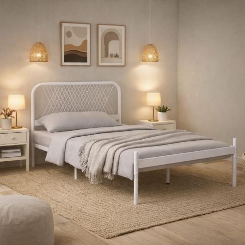 سرير حديد أبيض بتصميم أنيق ومتين