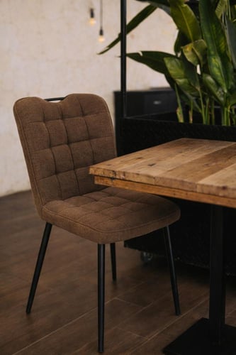 كرسي طعام مودرن مبطن بأرجل معدنية بتصميم عصري مريح...