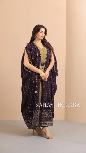 جلابية مميزة باللون البنفسجي والأخضر