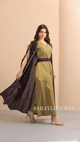 جلابية مميزة باللون البنفسجي والأخضر