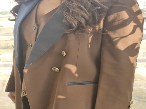 بدله رسمية تحت العبايه لون جملي