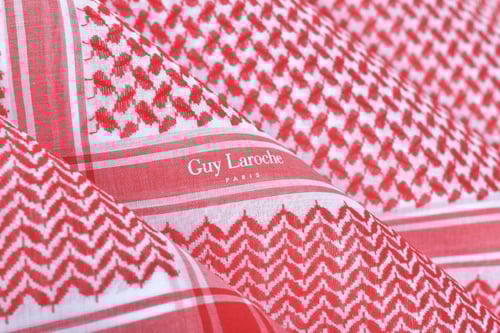 شماغ جي لاروش (إنجليزي)