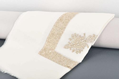 شال شتوي ذهبي