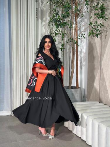 فستان اسود مع حزام واكمام بالترتر