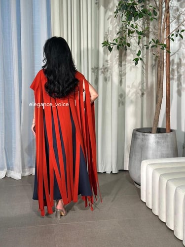 فستان كحلي مع قطعه باللون البرتقالي وحزام كحلي