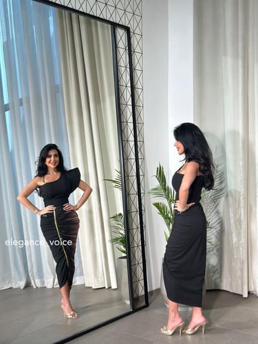 بلوزة اسود مع تفاصيل ذهبيه وتنوره الوان مموجه وسحا...