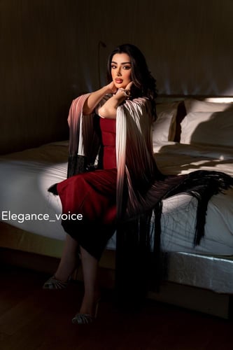 فستان باللون العنابي من قماش الباربي وشال من القما...