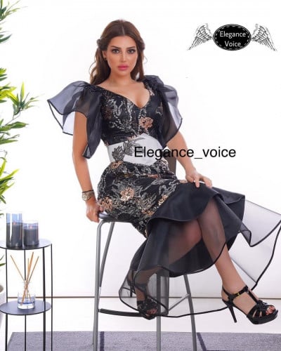 فستان اللون الاسود قماش التور المشكوك ,حزام