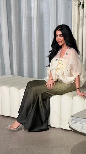 فستان مموج باللون البيج والاخضر مع قطعه بيج