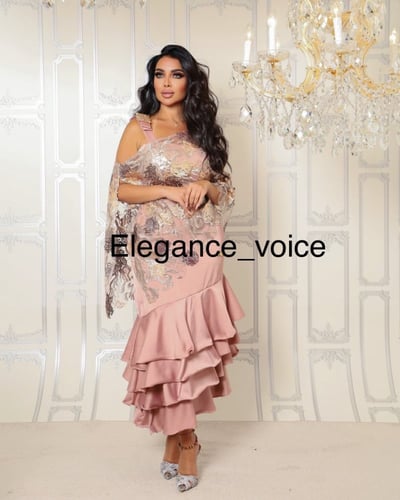 فستان من قماش الباربي والدانتيل المشكوك