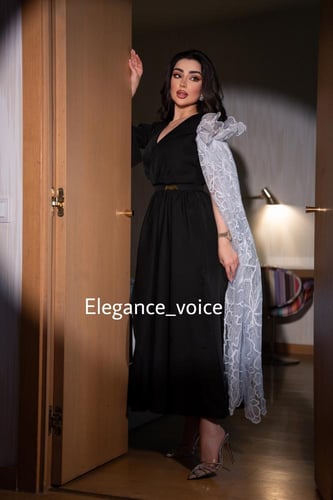 فستان اسود من قماش الباربي بدانتيل ابيض مطرز بالتر...