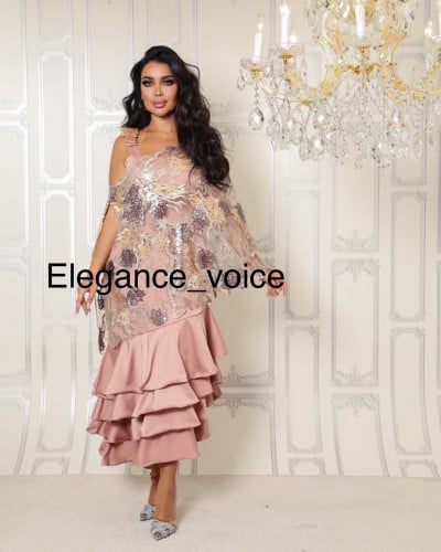 فستان من قماش الباربي والدانتيل المشكوك