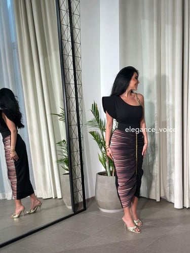 بلوزة اسود مع تفاصيل ذهبيه وتنوره الوان مموجه وسحا...